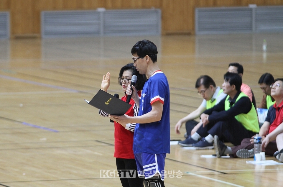진동윤 최미애 목사가 목사부부 친선체육대회에 앞서 선수대표로 선서를 했다.