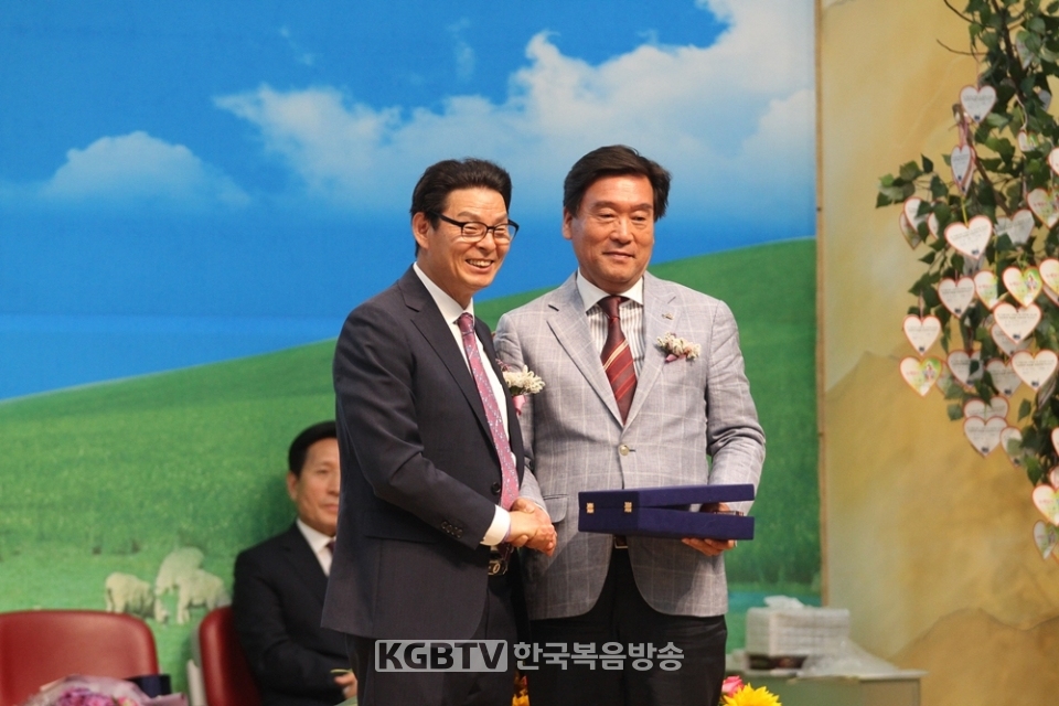제33회기 광교협 대표회장 이.취임식에서 김기수장로가 감사페를 수여했다.