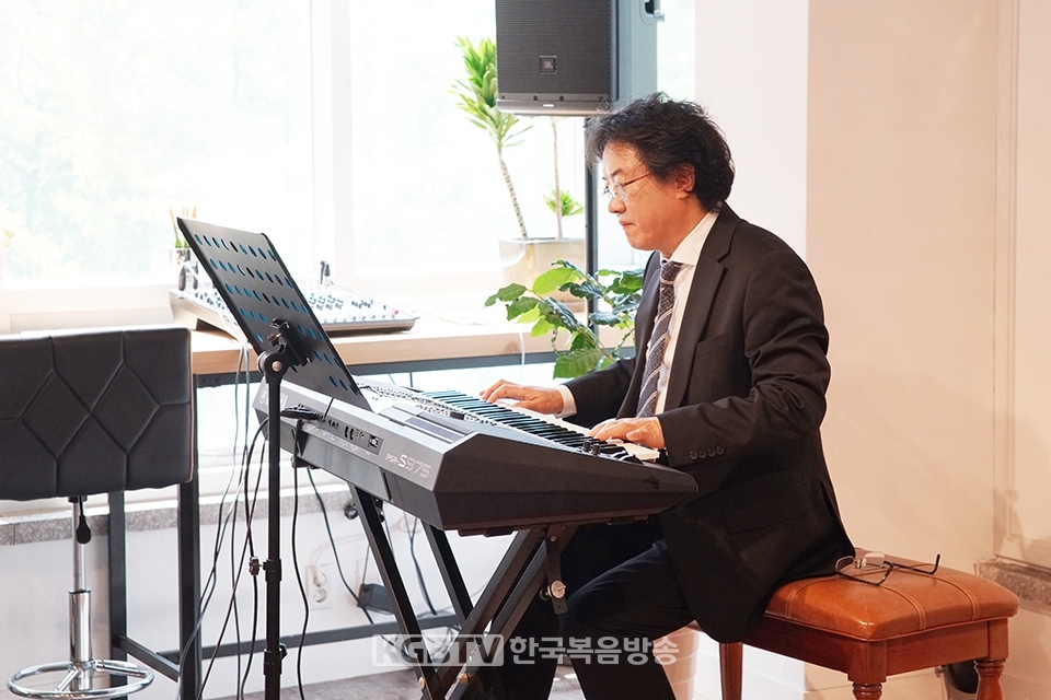 ▲이용호 작곡가는 자신이 작곡한 동행(작사 소유정)을 키보드로 연주했다.