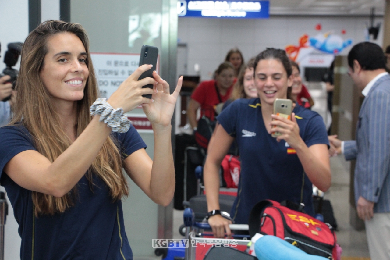 7일 오후 전남 무안국제공항을 통해 광주세계수영선수권대회 스페인 선수단들이 들어서고 있다.