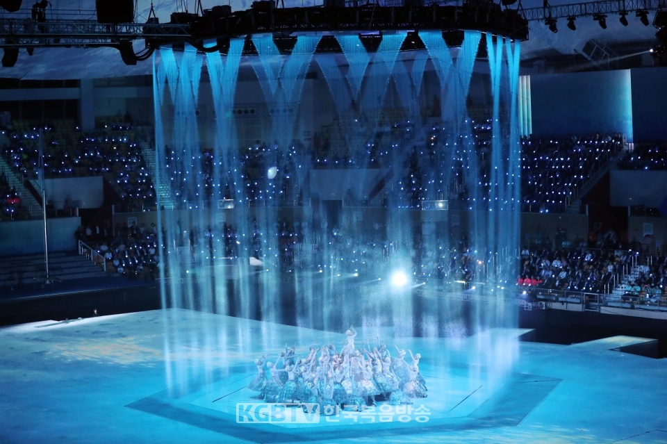 12일 광주여대 유니버시아드체육관에서 열린 세계수영선수권대회 개회식에서 물의 장막이 펼쳐지고 있다.