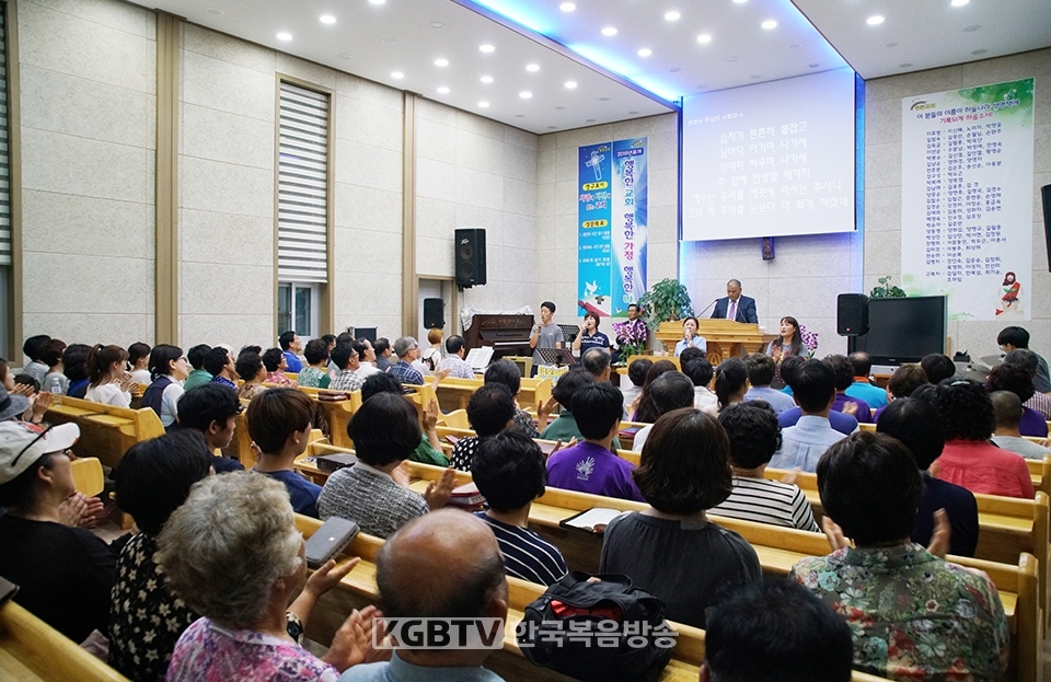 ▲충남 금산 평촌교회가 8월 15일 김한배 목사를 초청해 영성집회를 열었다.