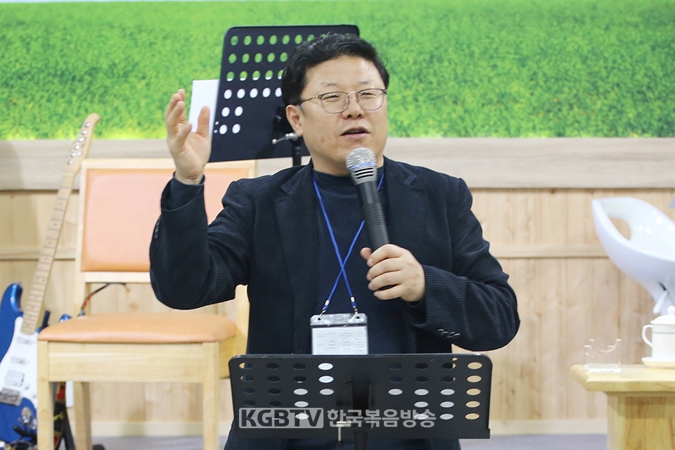 엘조이선교회 대표 김창호 목사가 ‘하나님의 이름으로 나아가’라는 주제로 설교했다.