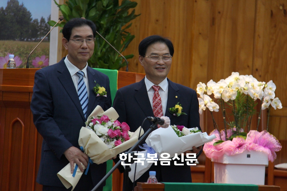 직전회장 나종갑 목사와 신임회장 공동영 목사(오른쪽)