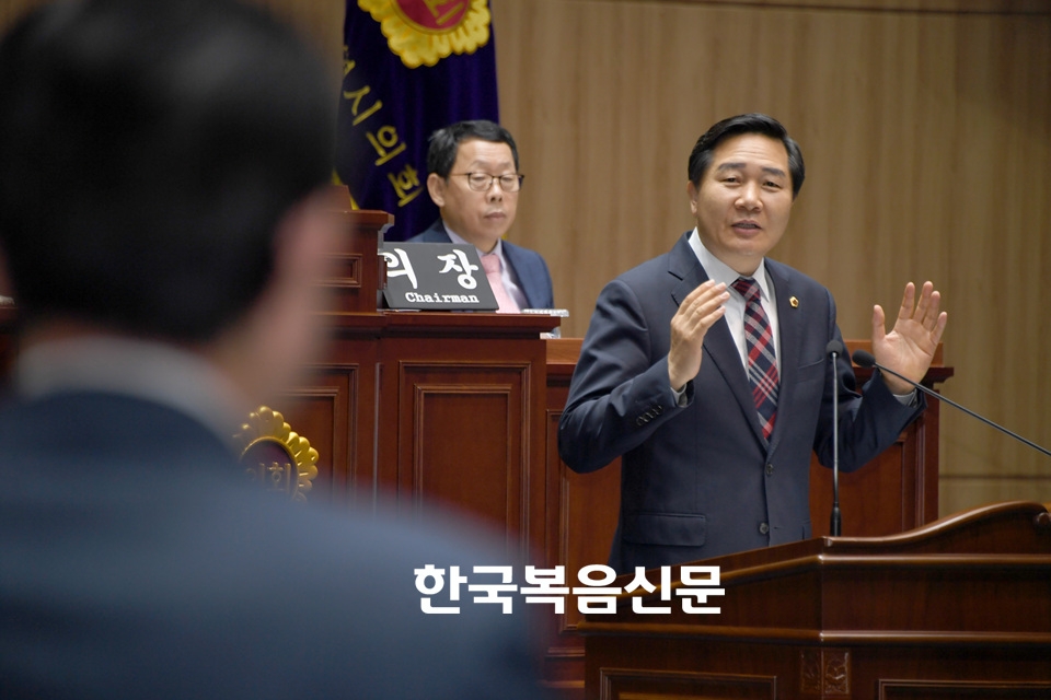 김용집 의원이 제283회 임시회 제4차 본회의에서 발언하고 있다.