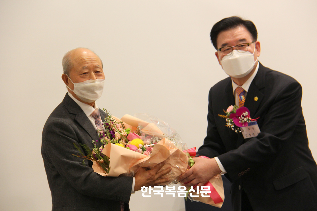직전회장 이원재 목사와 신임회장 김평국 목사(오른쪽)