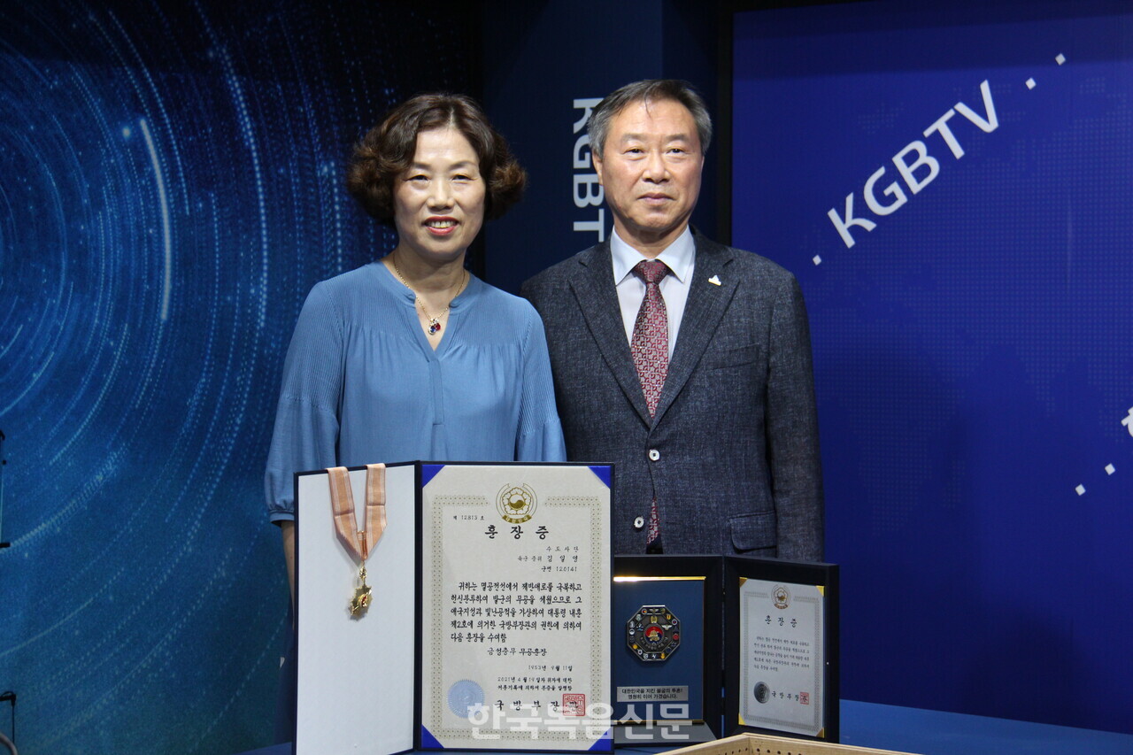 김균수 장로(오른쪽)와 아내 김미숙 권사가 본사 스튜디오에서 인터뷰를 갖고 기념촬영을 하고 있다.