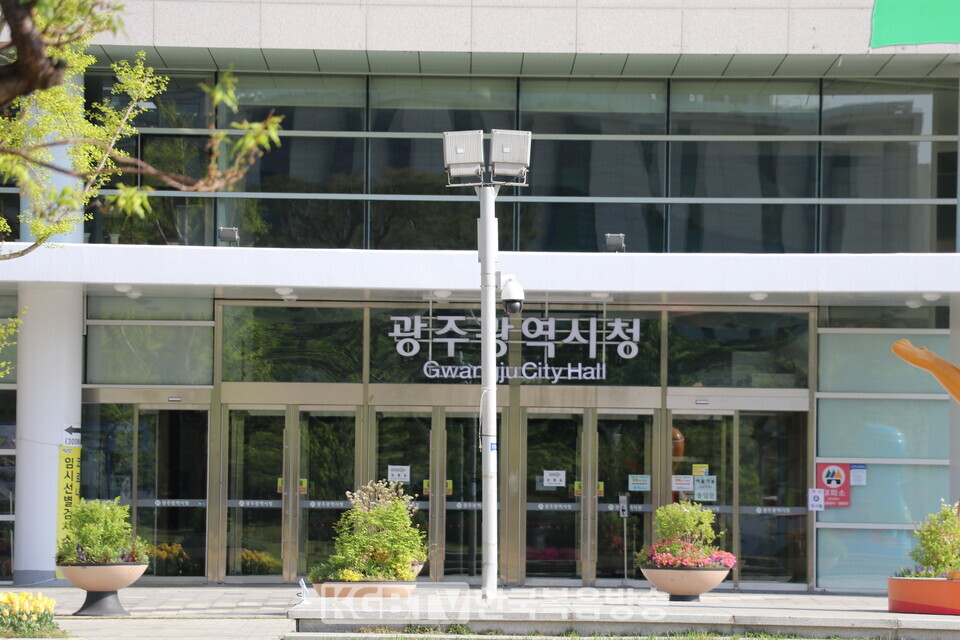 행정안전부(장관 전해철)는 오는 5월 11일(수) 기업․기관을 대상으로 ‘모바일 운전면허증 설명회’를 한국조폐공사 서울사옥에서 개최한다고 밝혔다.