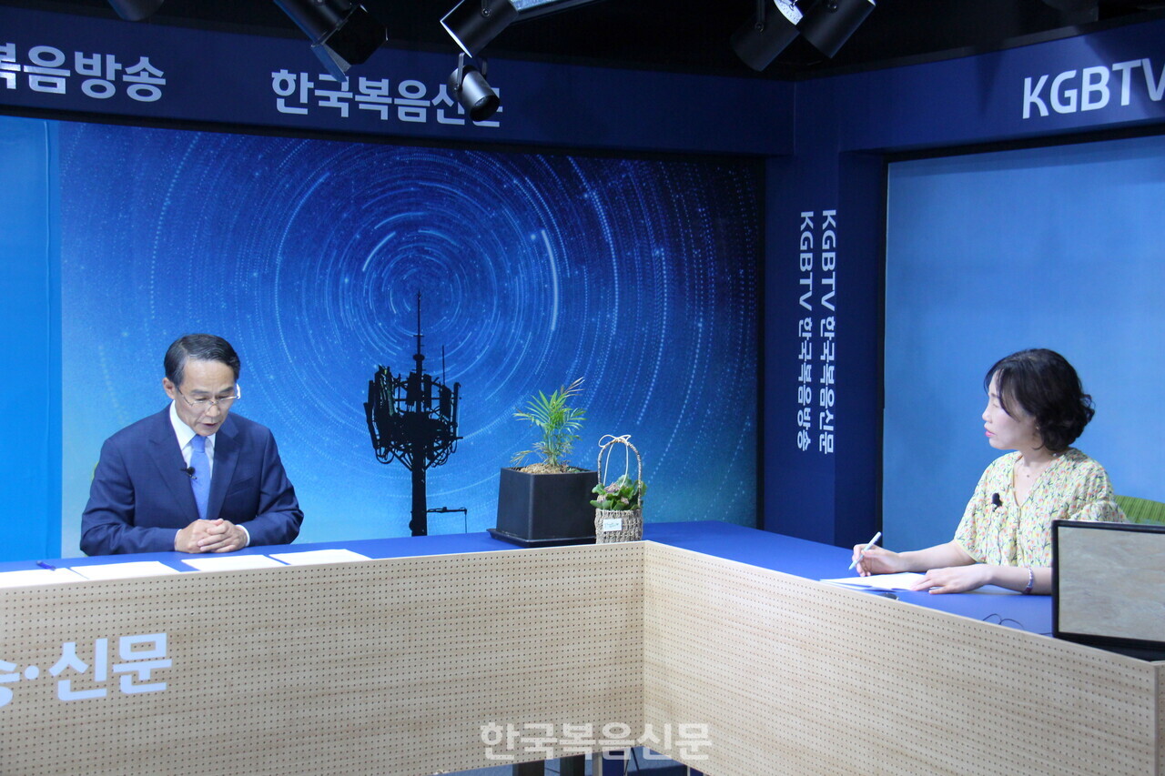 광주노회장 최태승 목사(왼쪽)가 한국복음방송신문 김애정 아나운서와 인터뷰 하고 있다.