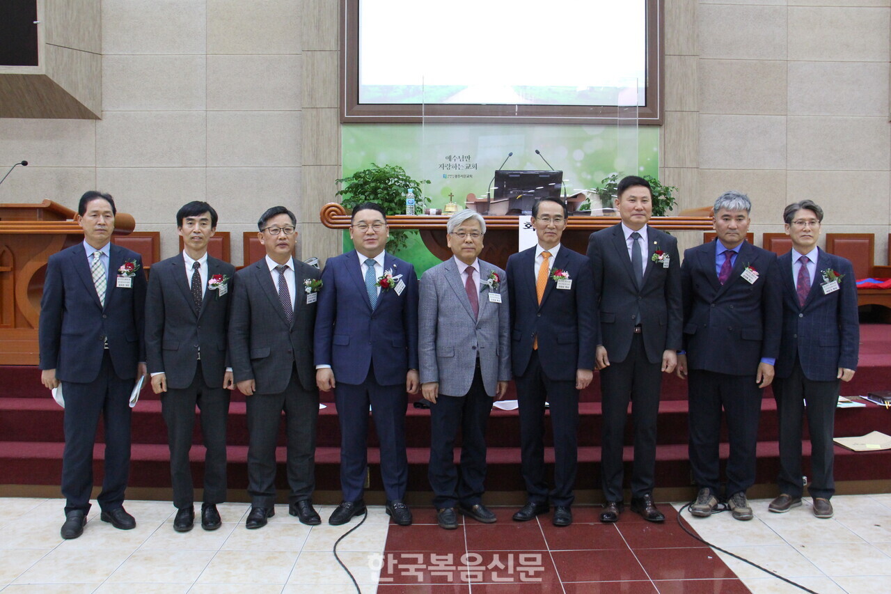 예장합동 광주노회 제122회 봄 정기노회에서 새롭게 선출된 신임원들.
