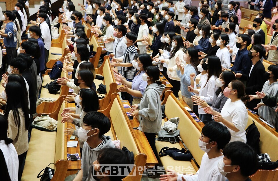 사진설명. 2022광주룩킹예배는 한국교회의 다음세대들이 서로 연합하여 한자리에 모여 하나님께 찬양하며 예스그리스도를 높이는 시간을 마련했다.