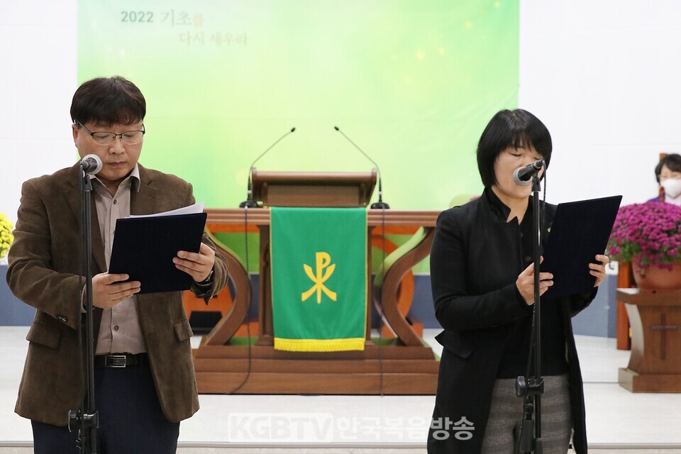       김대훈목사와  박세향권사가 이태원 참사 희생자에 대한 광주NCC 성명서를 낭독했다.