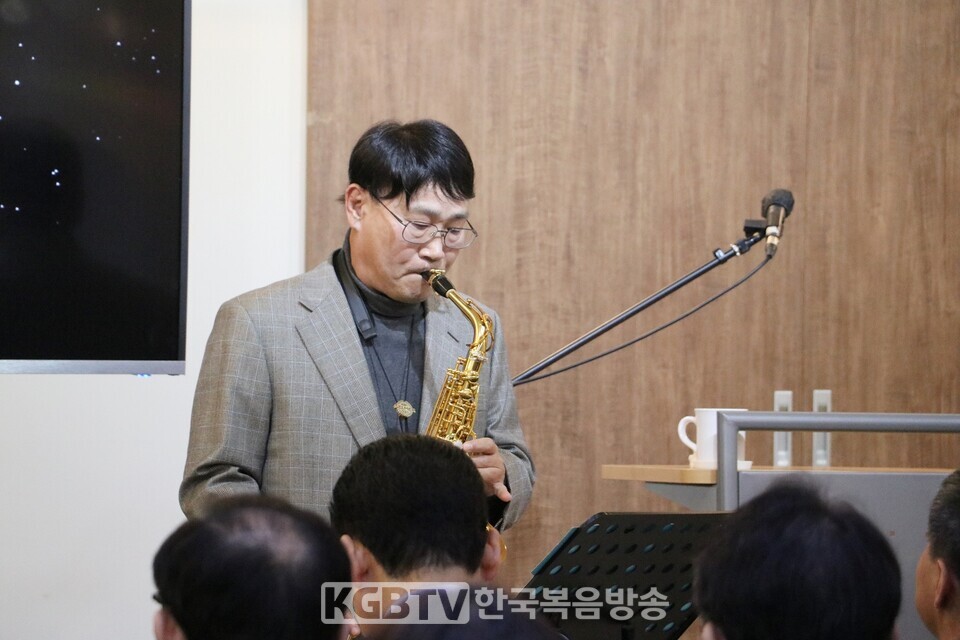 임익성목사(동암교회)가  NK10주년 감사예배에서 축하연주를 했다.한국복음방송