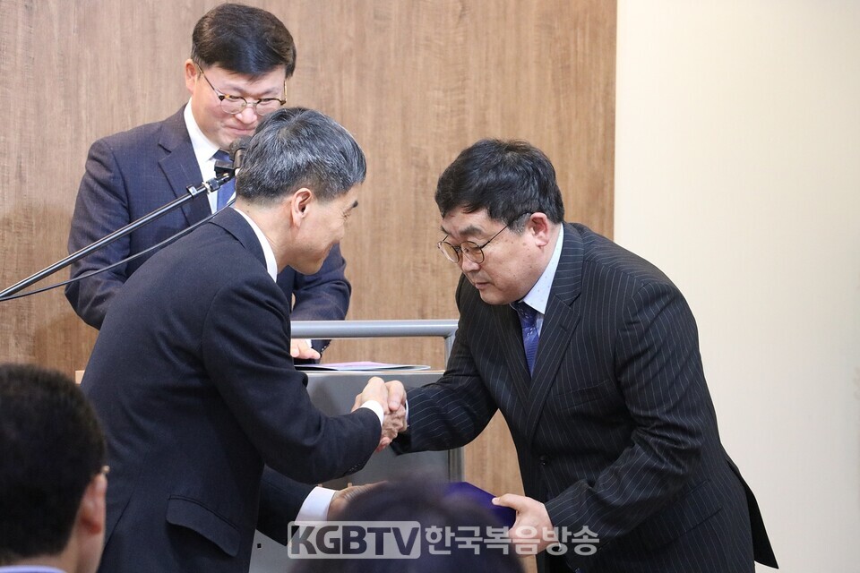NK비전센터는 그동안 10년동안 NK을 위해 헌신한 김철호 김복순에게 감사패를 전달하고 위로하고 격려했다.