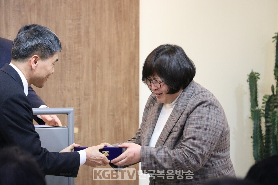 NK비전센터는 그동안 10년동안 NK을 위해 헌신한 김철호 김복순에게 감사패를 전달하고 위로하고 격려했다.