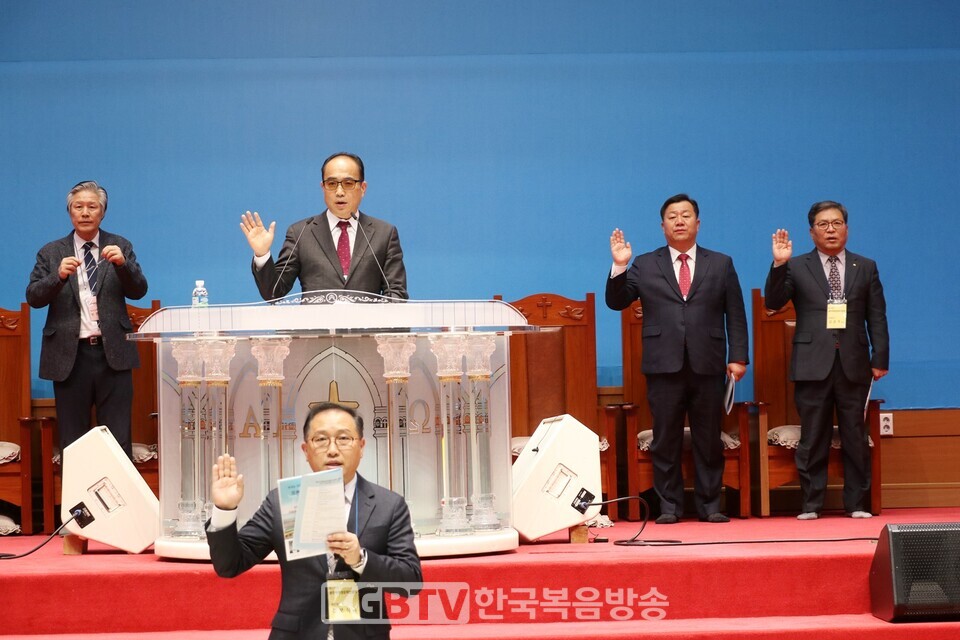 장로부부세미나에서  참석자들이 "본질을 붙잡는 장로가 되자"란 표어제창을 했다.한국복음방송
