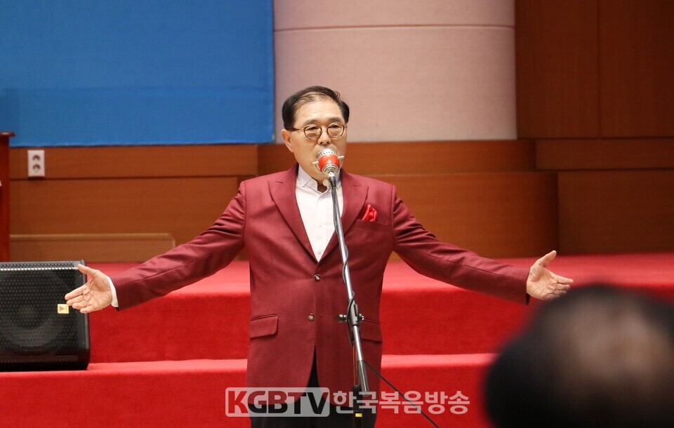 복음찬양가수 김문기장로가 개회예배에 앞서 하나님앞에 찬양하였다.한국복음방송
