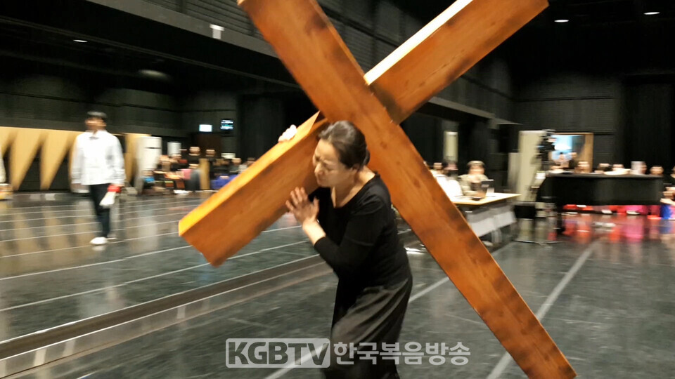 예원기독문화예술원이 무용극 "예수그리스도" 공연이  4월22일 오후5시 광주빛고을시민문화관 에서 공연을 앞두고 50여명의 출연진이 공연준비를 하고있다.한국복음방송 