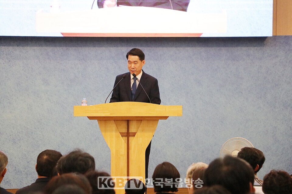                        광주 봉선중앙교회 담임목사인 김효민목사가 인사말을 전했다.
