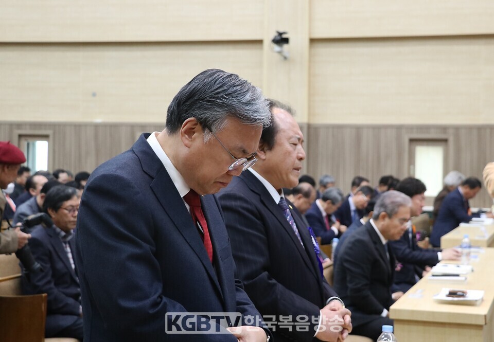 수석부회장 후보로 등록한  김경환장로. 홍석환장로가 선거에 앞서 기도했다.