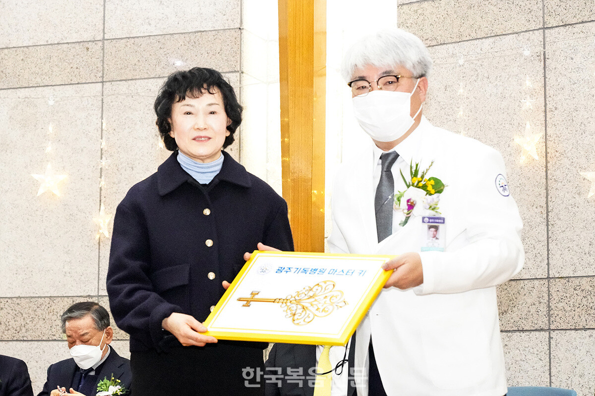 박병란 명예원장(왼쪽)이 이승욱 원장에게 병원 마스터키를 전달하고 있다. 