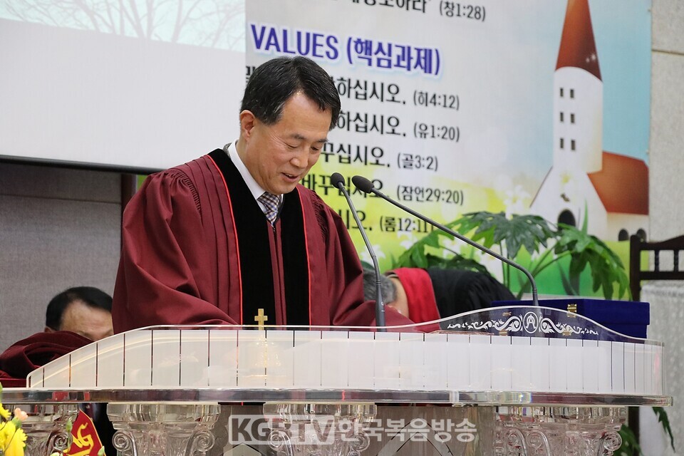 순복음풍암교회 김해상 담임목사가 임직자에게 서약를 받았다.