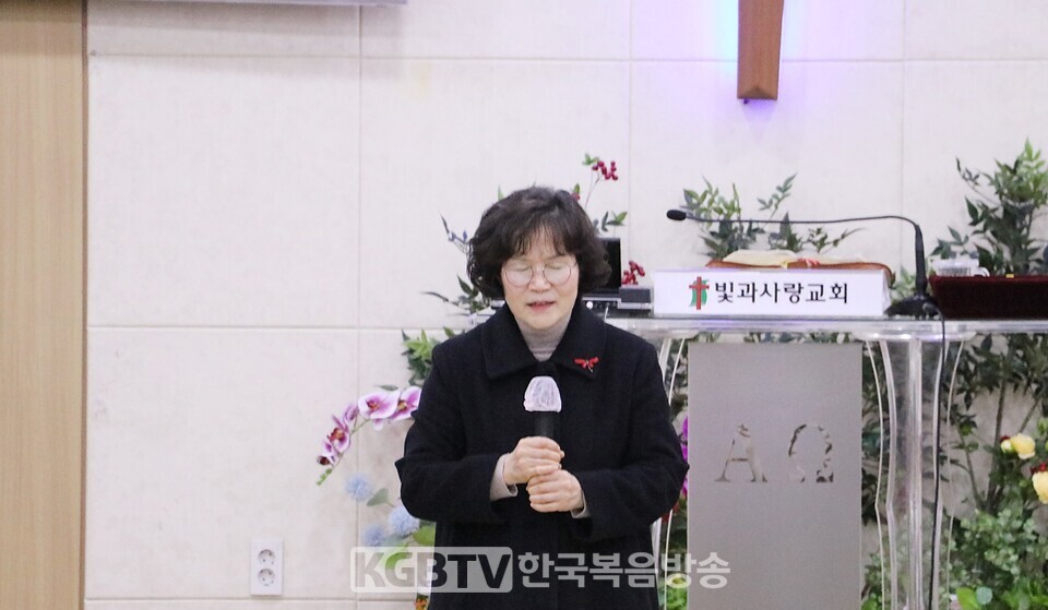 군경 교정선교부 세미나에서 문순희목사(포도나무교회)가  한국교회와 군경을 위한 기도헸다.