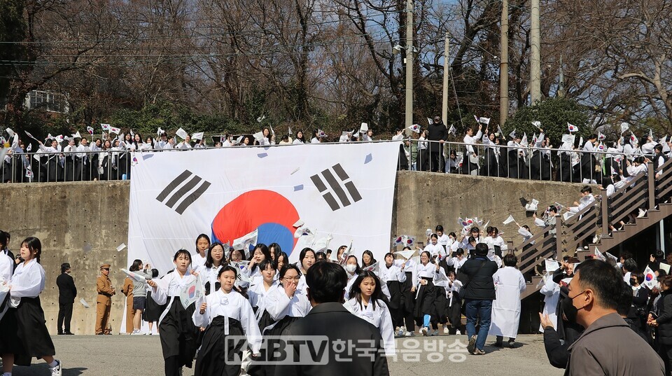 수피아여고 학생300여명이 만세궐기 퍼퍼먼스를 펼쳤다.한국복음방송
